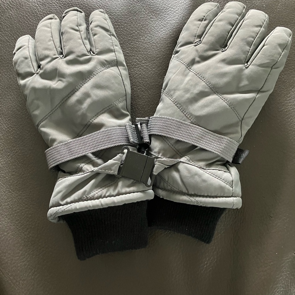 Boy’s Gray and Black Winter Gloves Size 8-14 - Picture 2 of 2